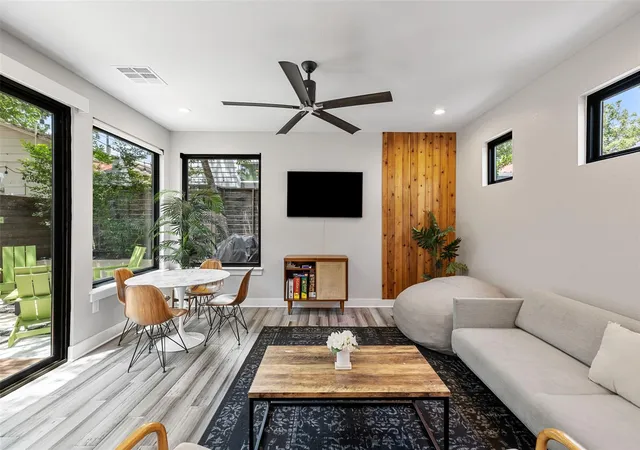 Photo 4 of Single family home for sale at 2202 Santa Rita St, Austin, TX 78702 | MLS# 8096030 | Listing updated on 2026-08-28