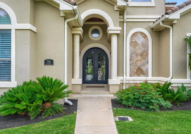 Photo 4 of Single family home for sale at 701 Hurst Crk Rd, Lakeway, TX 78734 | MLS# 8770152 | Listing updated on 2026-09-30