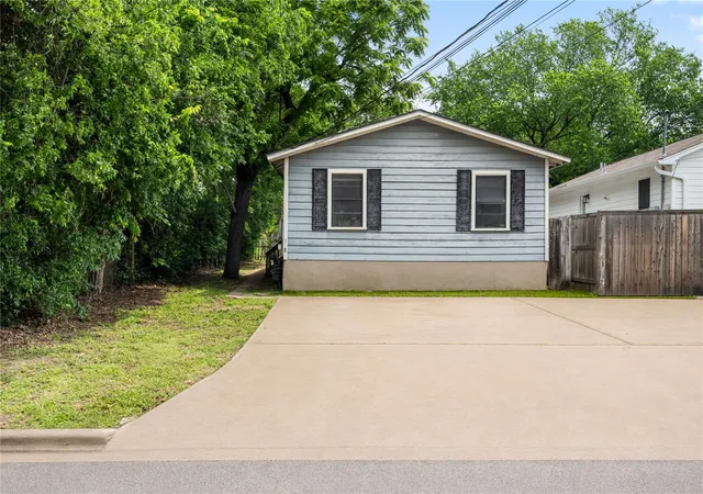 Listing Photo 2 - Condo for sale in building located at 918 E 50th, Austin, TX 78751 - Unit #
