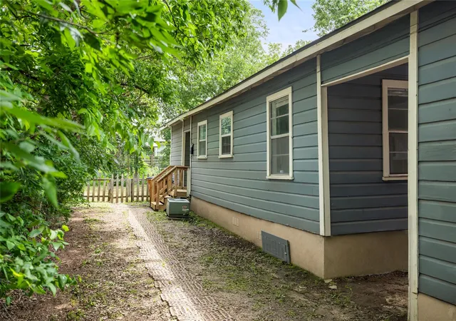 Listing Photo 4 - Condo for sale in building located at 918 E 50th, Austin, TX 78751