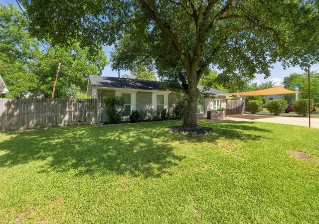 Photo 2 of Single family home for sale at 6706 Isabelle Dr, Austin, TX 78752 | MLS# 5527462 | Listing updated on 2026-09-28