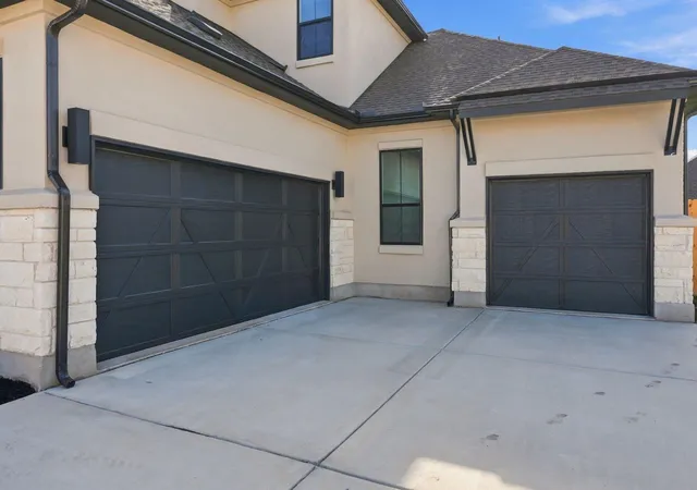 Photo 3 of Single family home for sale at 121 Clancy Dr, Liberty Hill, TX 78642 | MLS# 4083181 | Listing updated on 2026-09-29