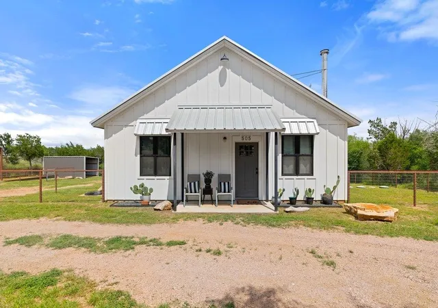 Homes for sale in Spicewood, TX | 505 Broken Arrow Dr, Spicewood, TX 78669 | MLS# 8424700