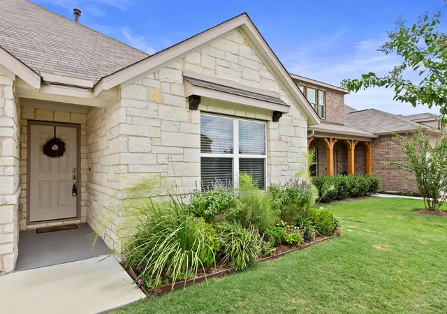 Photo 3 of Single family home for sale at 1012 S San Marcos St, Manor, TX 78653 | MLS# 9934296 | Listing updated on 2026-09-22