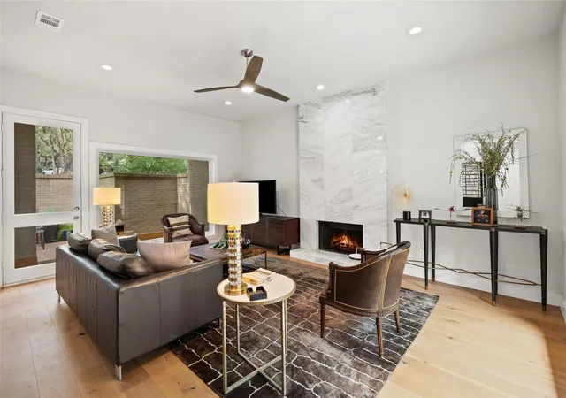 Listing Photo 5 - Condo for sale in building located at 1615 Spyglass Dr, Austin, TX 78746 - Unit #4