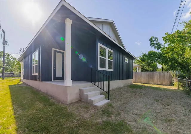 Photo 2 of Sale Pending at 639 Magnolia Ln, Cottonwood Shores, TX 78657 | MLS# 7084749 | Listing updated on 2026-09-04