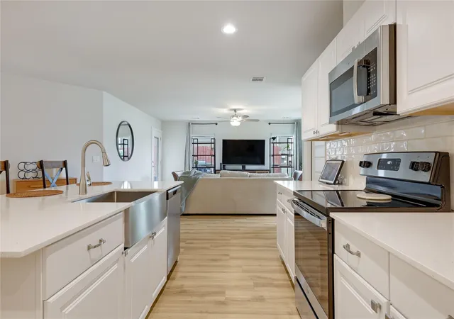 Listing Photo 4 - Condo for sale in building located at 20109 Travis Dr, Jonestown, TX 78645