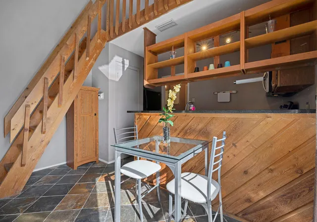 Listing Photo 4 - Condo for sale in building located at 2210 Pearl St, Austin, TX 78705 - Unit #301