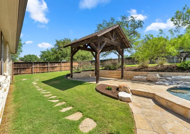 Photo 4 of Single family home for sale at 307 Shady Grv Pkwy, Burnet, TX 78611 | MLS# 6486836 | Listing updated on 2026-05-23