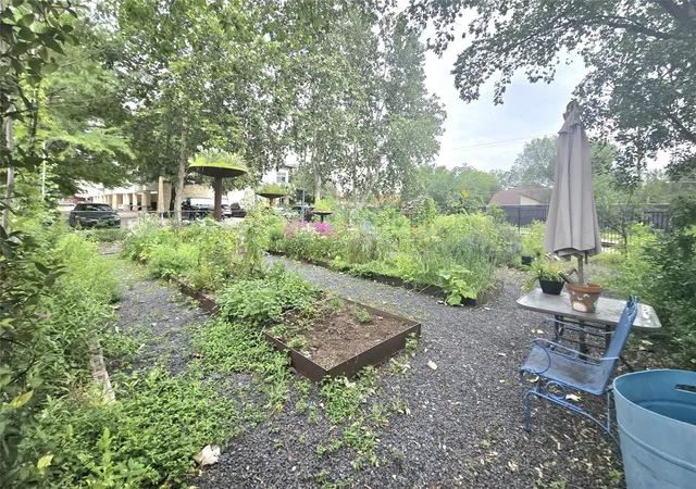 image of 2401 E 6Th St, Austin, TX 78702