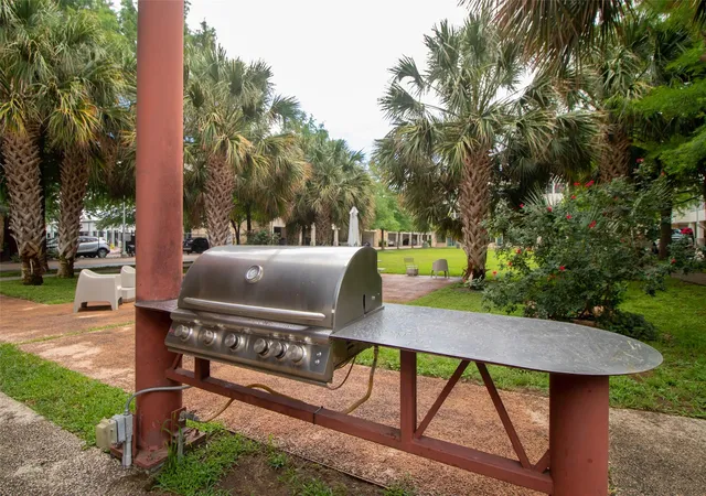 image of 2401 E 6Th St, Austin, TX 78702