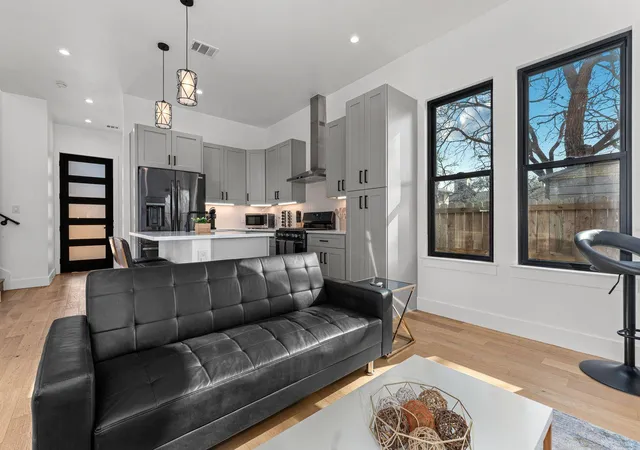 4th image of 910 Tillery St #B, Austin, TX 78702 | MLS# 2467160