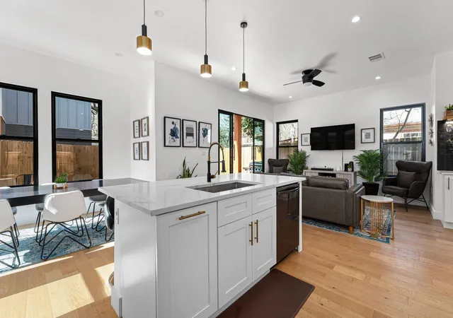 5th image of 910 Tillery St, Austin, TX 78702 | MLS# 3967394
