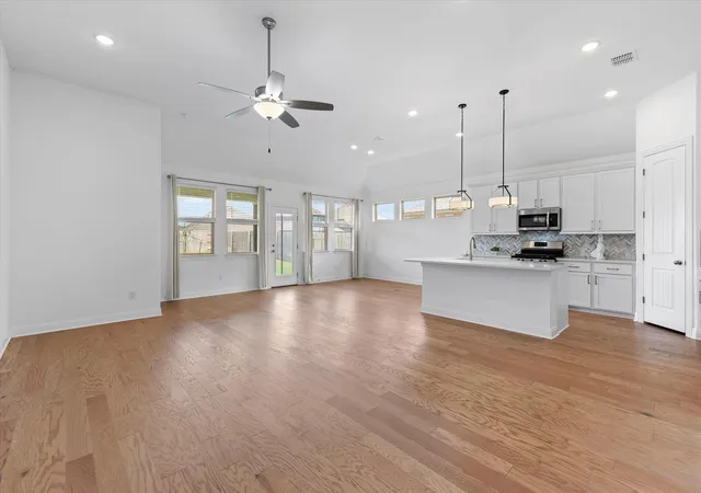 Photo 4 of Single family home for sale at 121 Shagbark Trl, Bastrop, TX 78602 | MLS# 4374306 | Listing updated on 2026-10-28