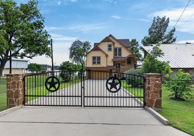 Homes for sale in Kingsland, TX | 1002 Scenic Loop, Kingsland, TX 78639 | MLS# 1476891