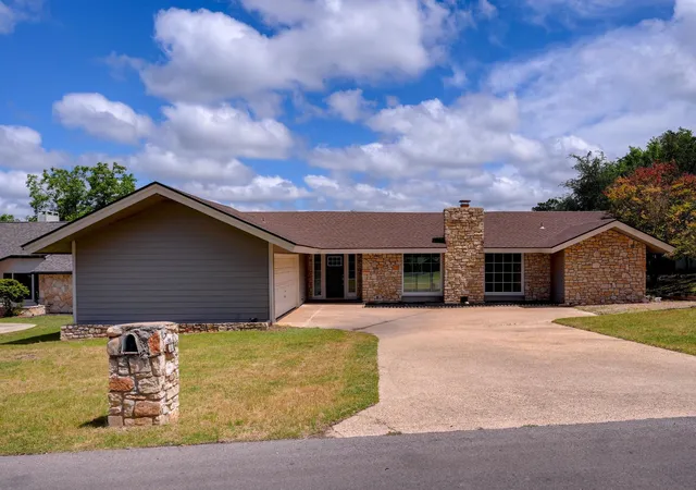 Homes for sale in Wimberley, TX | 18 Country Ln, Wimberley, TX 78676 | MLS# 8370116