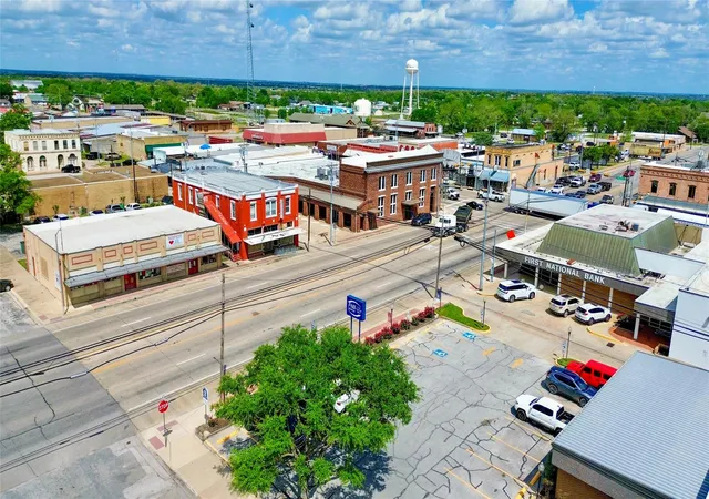Homes for sale in Giddings, TX | 161 S Main St, Giddings, TX 78942 | MLS# 9436318
