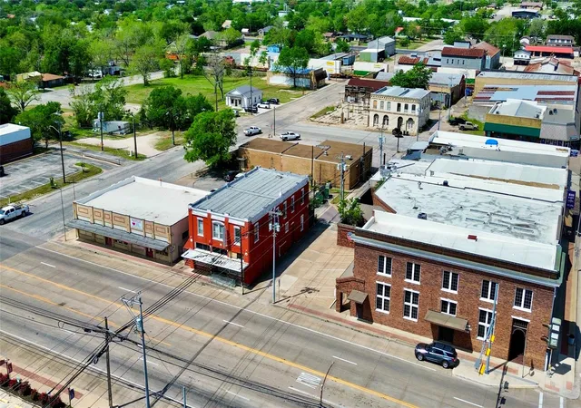 Homes for sale in Giddings, TX | 161 S Main St, Giddings, TX 78942 | MLS# 9436318