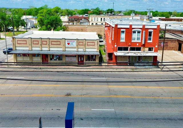 Homes for sale in Giddings, TX | 161 S Main St, Giddings, TX 78942 | MLS# 9436318