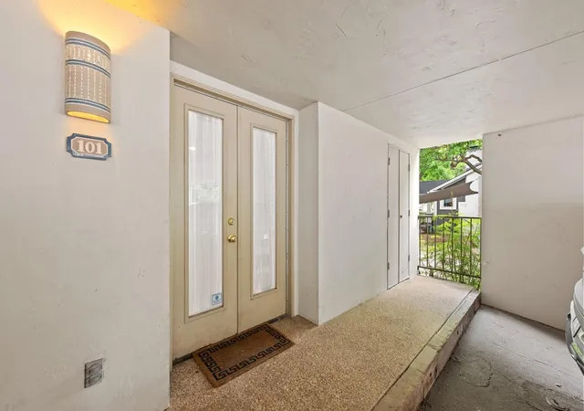 Listing Photo 4 - Condo for sale in building located at 409 E 38Th St, Austin, TX 78705 - Unit #101