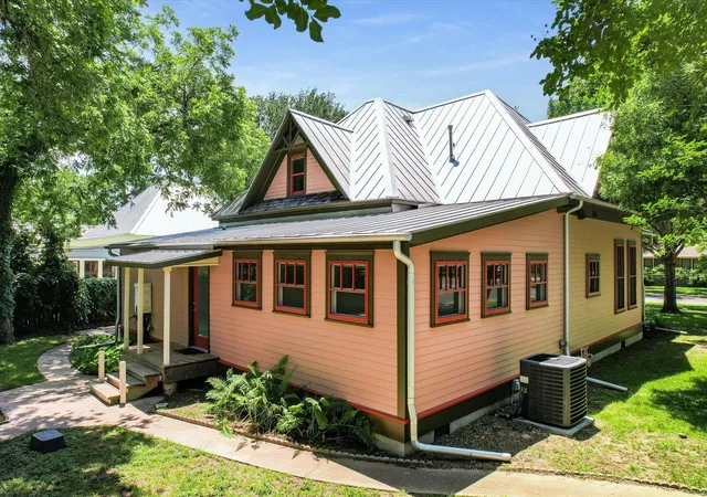 37th image of 506 Gresham St, Smithville, TX 78957 | MLS# 3367423