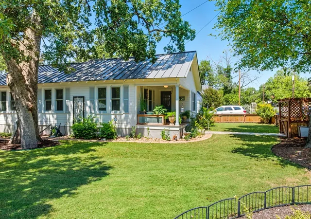 Photo 2 of Single family home for sale at 508 S Vandeveer St, Burnet, TX 78611 | MLS# 9164746 | Listing updated on 2026-07-18