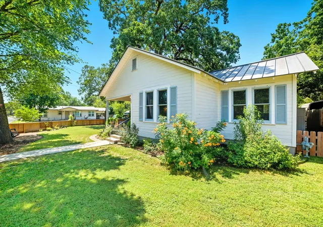 Photo 3 of Single family home for sale at 508 S Vandeveer St, Burnet, TX 78611 | MLS# 9164746 | Listing updated on 2026-07-18