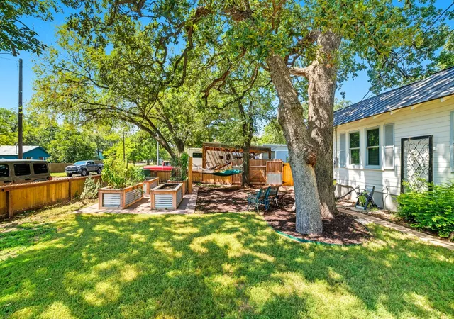 Photo 3 of Single family home for sale at 508 S Vandeveer St, Burnet, TX 78611 | MLS# 9164746 | Listing updated on 2026-07-18