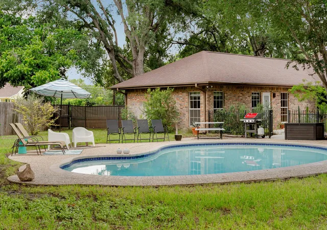 1st image of 400 Hackberry St, Lockhart, TX 78644 | MLS# 2095928