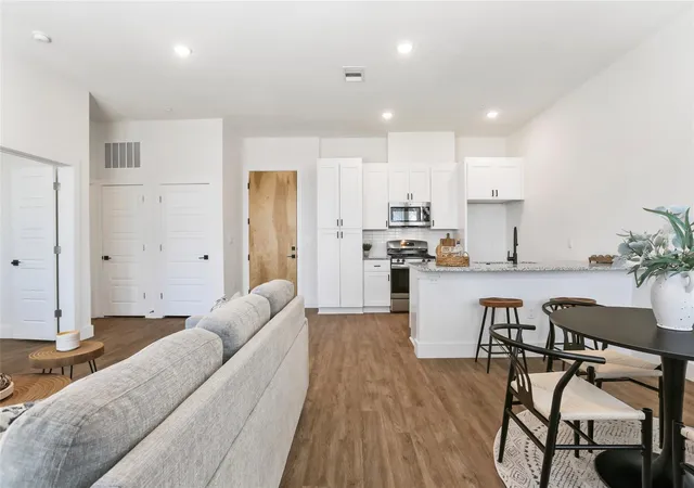 Listing Photo 4 - Condo for sale in building located at 1811 Webberville Rd, Austin, TX 78721 - Unit #1209