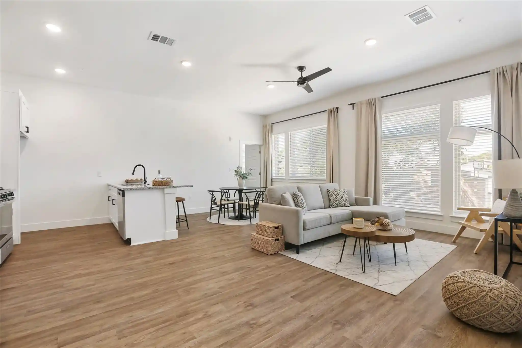 Listing Photo 2 - Condo for sale in 1811 Webberville Rd located at 1811 Webberville Rd, Austin, TX 78721 - Unit #1209