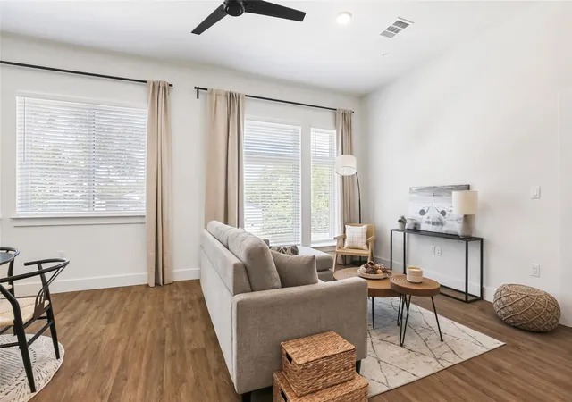 Listing Photo 5 - Condo for sale in building located at 1811 Webberville Rd, Austin, TX 78721 - Unit #1209
