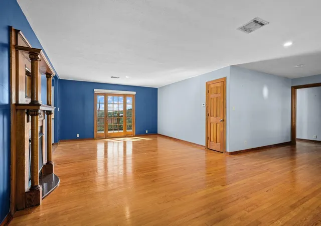 Photo 4 of Single family home for sale at 401 Crestview Dr, Marble Falls, TX 78654 | MLS# 4283530 | Listing updated on 2026-08-10