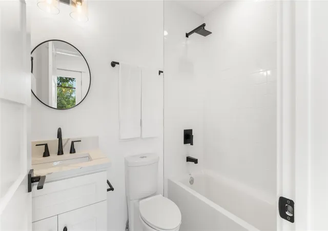 Listing Photo 5 - Condo for sale in building located at 5912 Harold Ct, Austin, TX 78721 - Unit #107