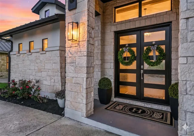 Photo 4 of Single family home for sale at 810 Crestone Strm Dr, Austin, TX 78738 | MLS# 6260009 | Listing updated on 2026-09-06
