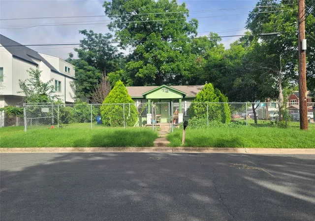 1st image of 1104 Brass St, Austin, TX 78702 | MLS# 5440899