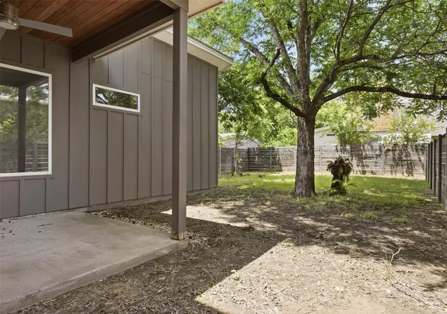 Listing Photo 4 - Condo for sale in building located at 1210 Stobaugh St, Austin, TX 78757 - Unit #B