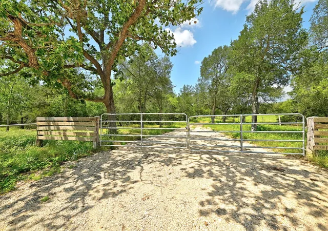 image of 544 Coastal Ln, Luling, TX 78648 | MLS# 8355999