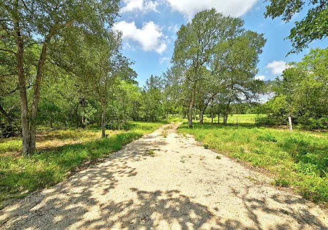 image of 544 Coastal Ln, Luling, TX 78648 | MLS# 8355999