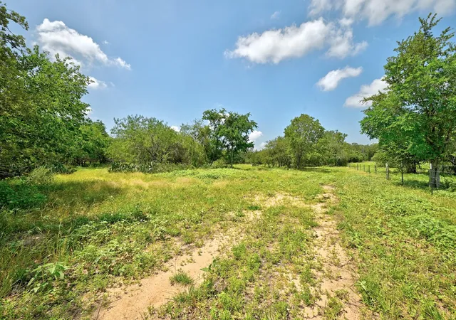 image of 544 Coastal Ln, Luling, TX 78648 | MLS# 8355999