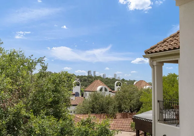 3rd image of 1910 Rue De St Tropez, Austin, TX 78746