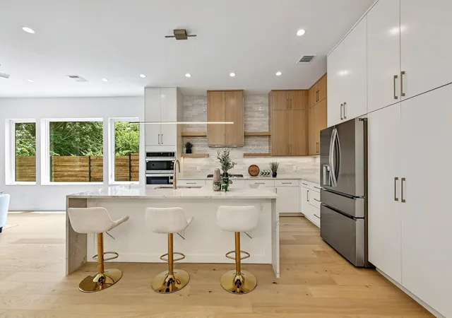 Photo 4 of Single family home for sale at 932 E 53rd Street, Austin, TX 78751 | MLS# 9199032 | Listing updated on 2026-08-01