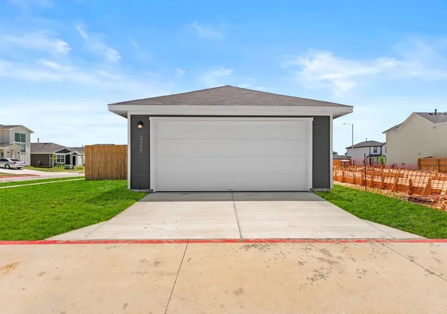 2nd image of 325 Santo Domingo Rd, Bastrop, TX 78602 | MLS# 4397402
