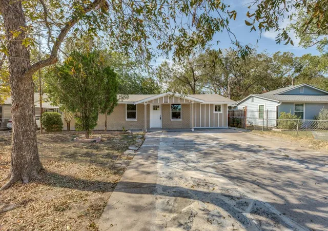 1st image of 1118 Spur St, Austin, TX 78721 | MLS# 3483537