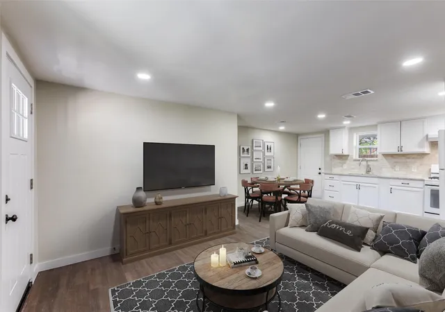 3rd image of 1118 Spur St, Austin, TX 78721 | MLS# 3483537