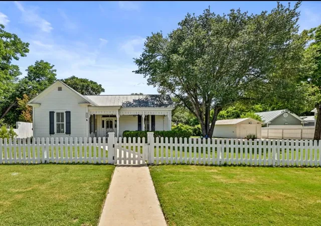 1st image of 410 E Schubert St, Fredericksburg, TX 78624 | MLS# 4100378
