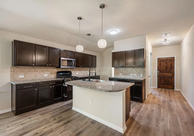 Photo 2 of Single family home for sale at 533 Luna Vista Dr, Hutto, TX 78634 | MLS# 8760989 | Listing updated on 2026-10-21