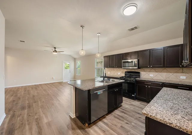 Photo 4 of Single family home for sale at 533 Luna Vista Dr, Hutto, TX 78634 | MLS# 8760989 | Listing updated on 2026-10-21