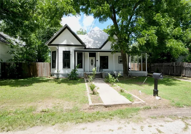 Homes for sale in Cameron, TX | 1704 N Houston Ave, Cameron, TX 76520 | MLS# 6829547