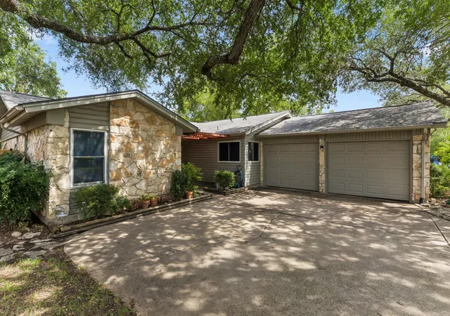 Photo 2 of Single family home for sale at 6101 Sun Vista Dr, Austin, TX 78749 | MLS# 2257356 | Listing updated on 2026-09-06